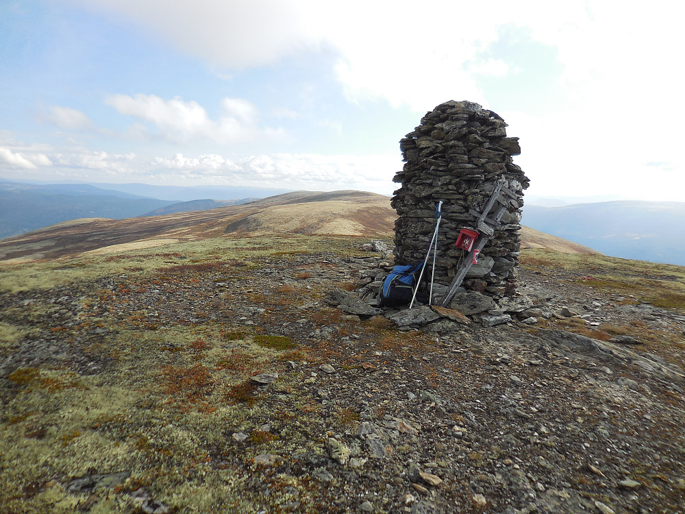 På toppen av Torgeirkampen, 1190 moh. I bakgrunnen den 1 meter lavere Landsverkhøa.