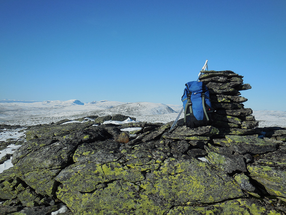 Endelig oppe på toppen av Rundkollan, 1873 moh. Fjellene vi ser bak er Skarvedalseggen og Gråhøe.