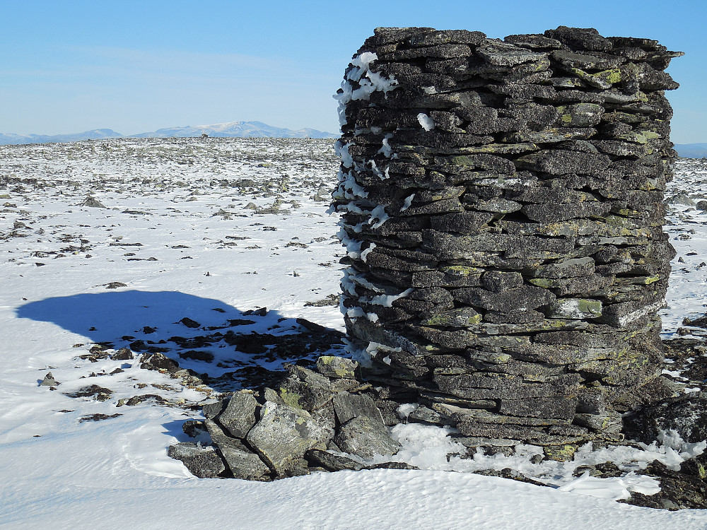 Rundkollan Ø2, 1848 moh. Toppen har to jevnhøye punkter ca. 200 m fra hverandre.