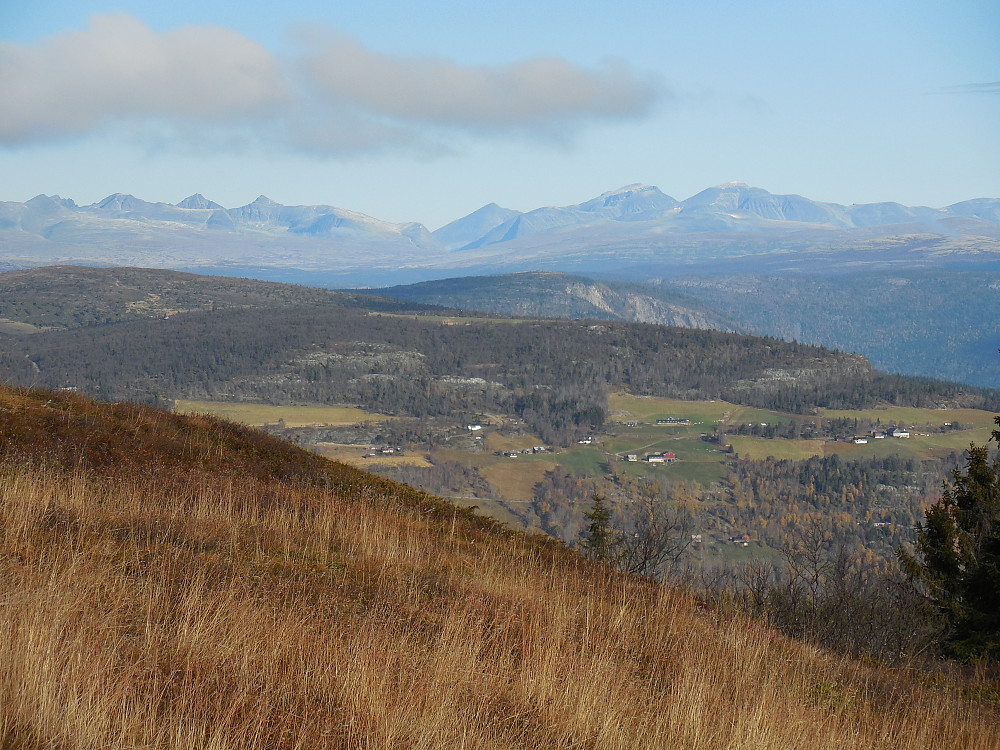 Turen opp til Feforkampen gir fin utsikt mot Rondane.