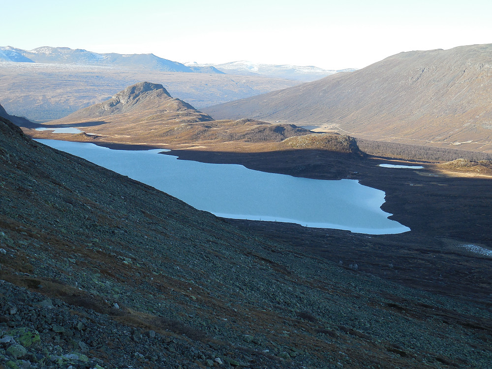 Ingulssjøen med Griningsdalskampen. Fra nedstigninga mot Grytdalen.