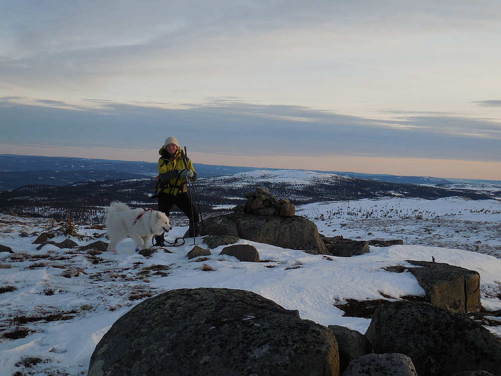 På toppen av Storhorta, 1031 moh. med Hovdsjøfjellet i bakgrunnen.