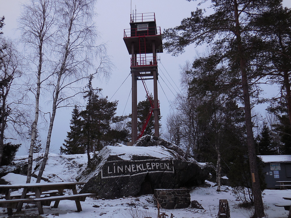 Linnekleppen, 325 moh. med tårnet og brannhytta. Kommunetopp til både Rakkestad og Marker.