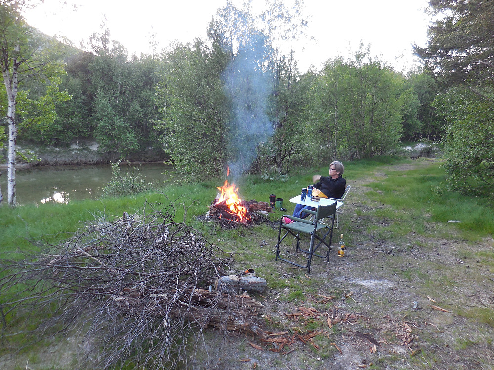 Bålkos ved bredden av Atna.