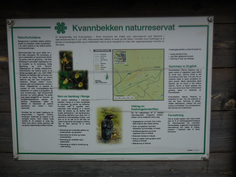I vest grenser reservatet mot veien til Digeråsen alpinanlegg. Her står det ei infotavle.