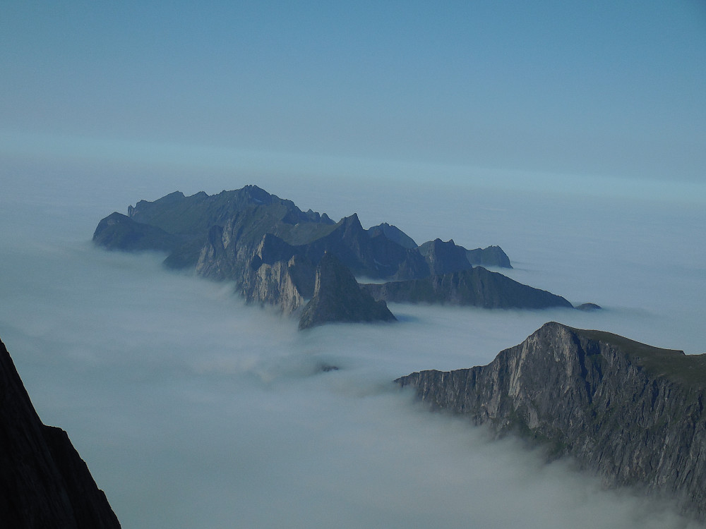 Utsikt nordover fra toppen. Vi ser fjellene mellom Mefjorden og Øyfjorden. Ikke mangel på fine turmål her!