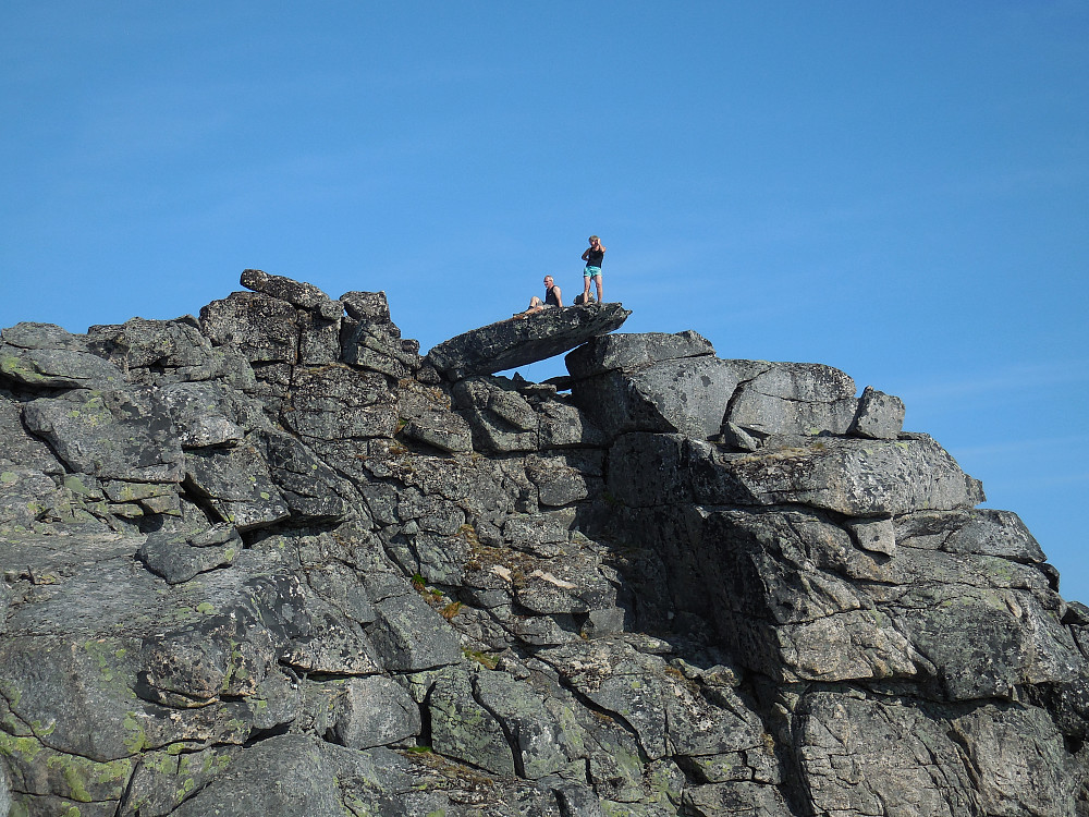 Spektakulær topp! Steffen og Turid oppe på Kvænan, 963 moh. Senjas 3. høyeste fjell.