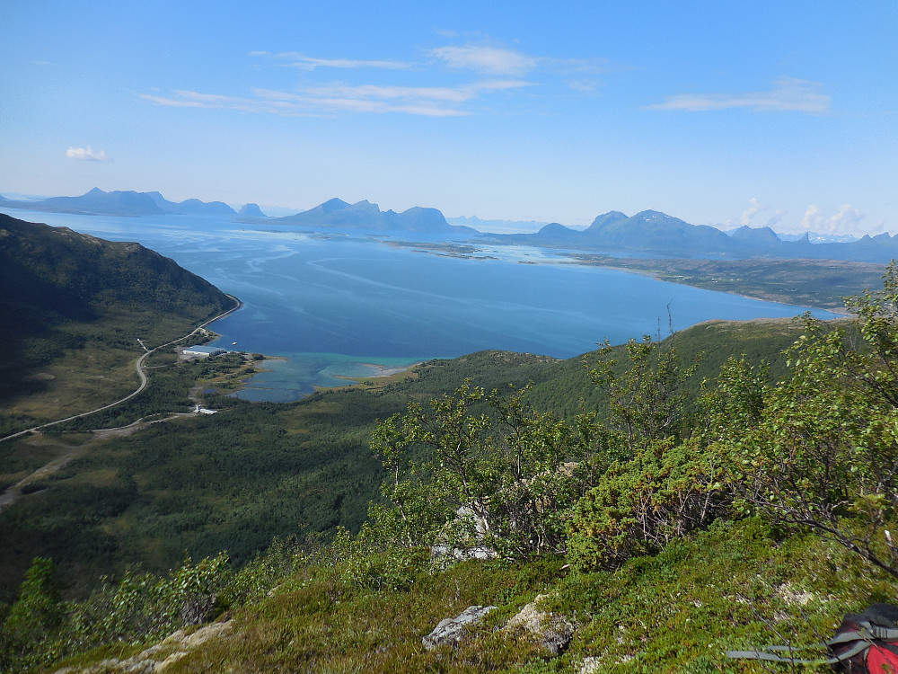 Under hele oppstigningen har vi fin utsikt mot vest. Vi aner Hamarøyskaftet helt til høyre i bildet.