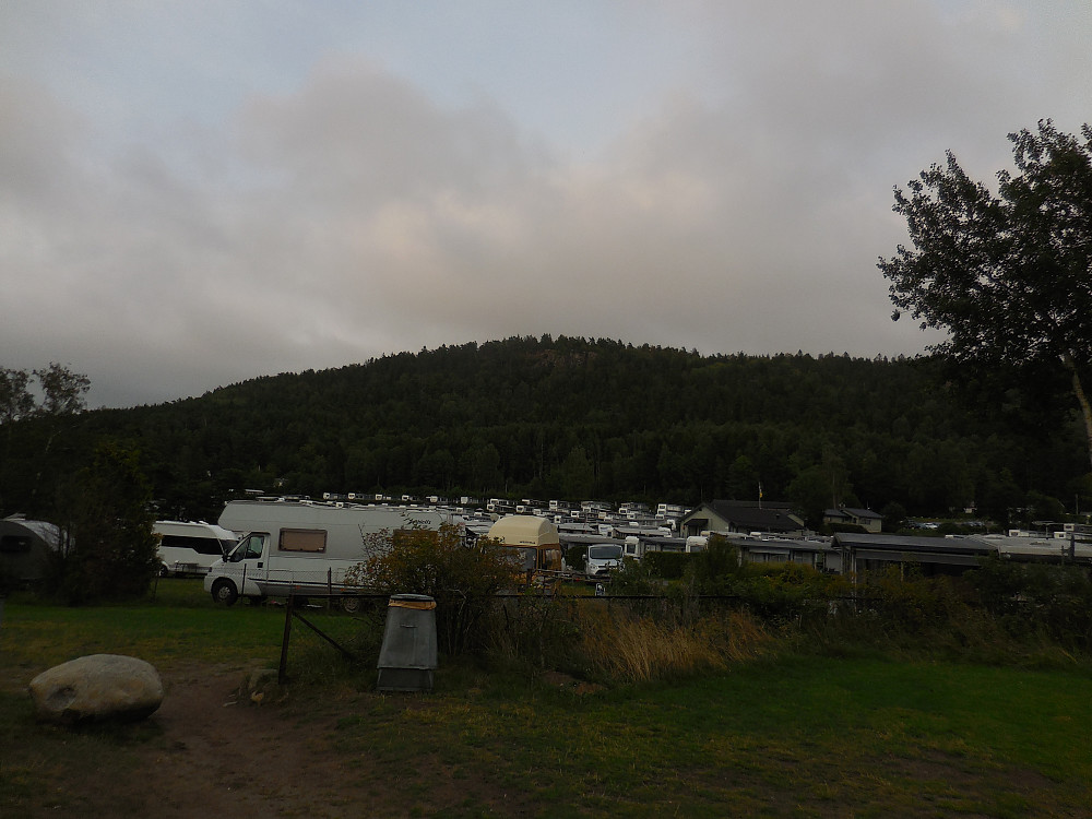 Nes Camping med turens første topp, Bjørnåsen, i bakgrunnen.