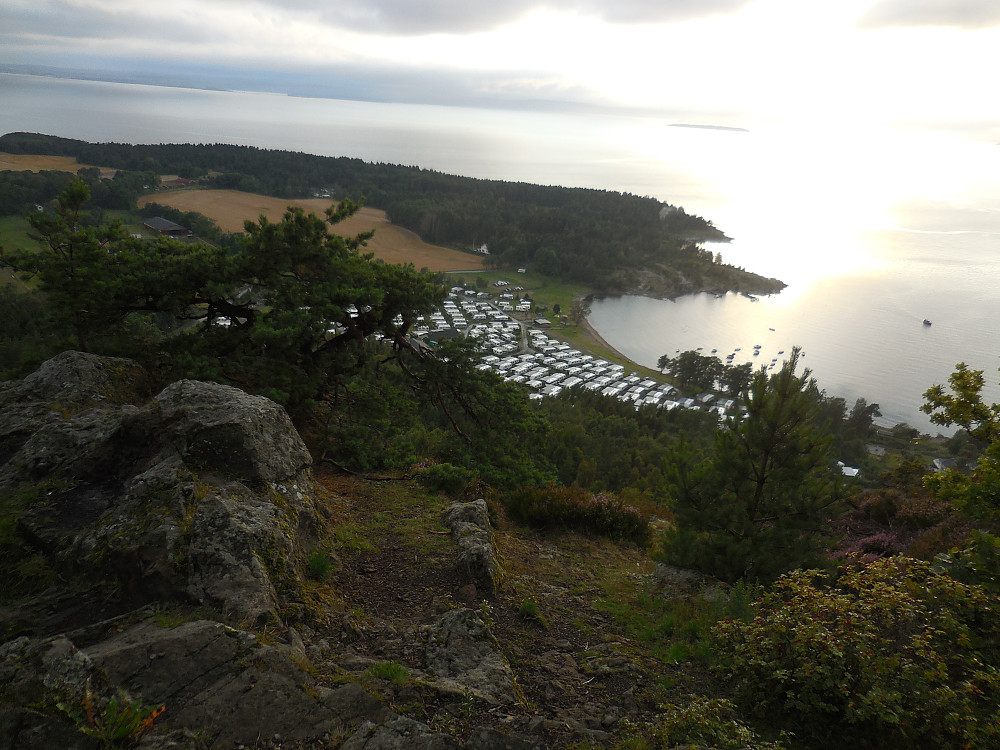 Utsikt fra Bjørnåsen og ned til campingplassen hvor vi overnatter.