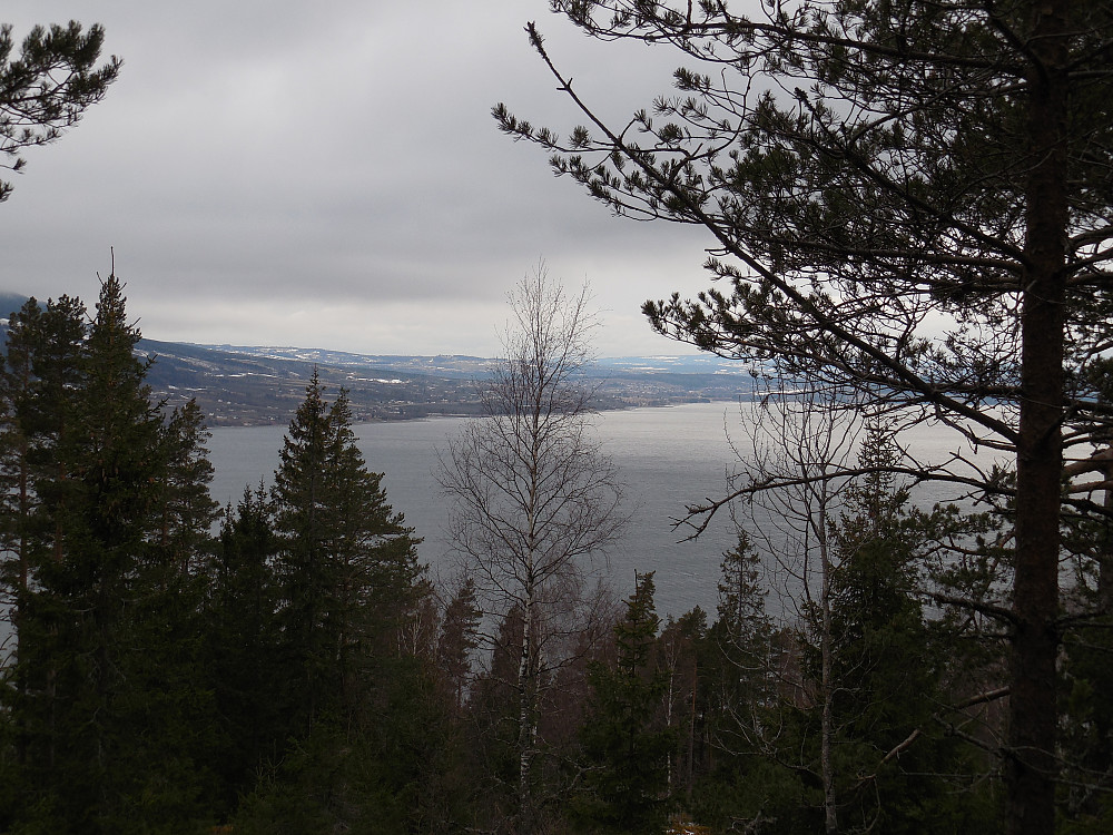 Utsikt nordover Mjøsa og mot Lena fra høyde nord for Sørstuåsen.