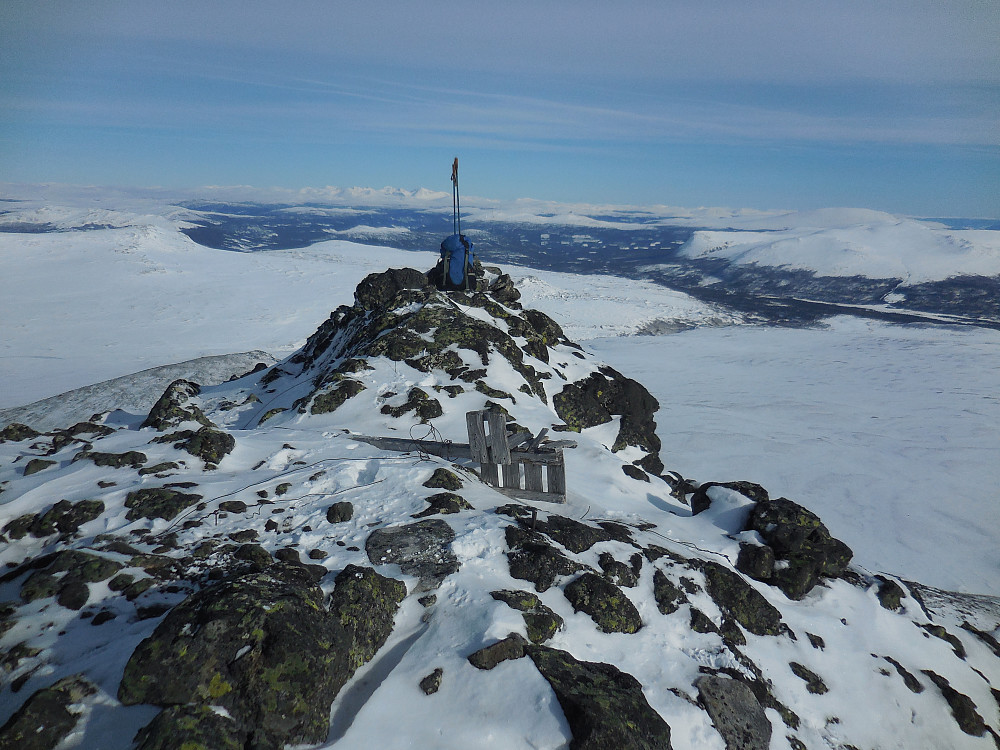 På toppen av Sørøstre Hindnubban, 1879 moh. I bakgrunnen, og litt til venstre for sekken, ses Rondane.