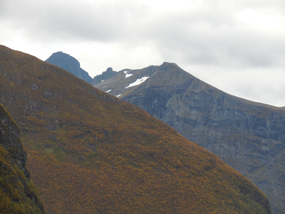 På andre sida av Norangsfjorden dukker Jakta, Helghornet og Stålberghornet opp.