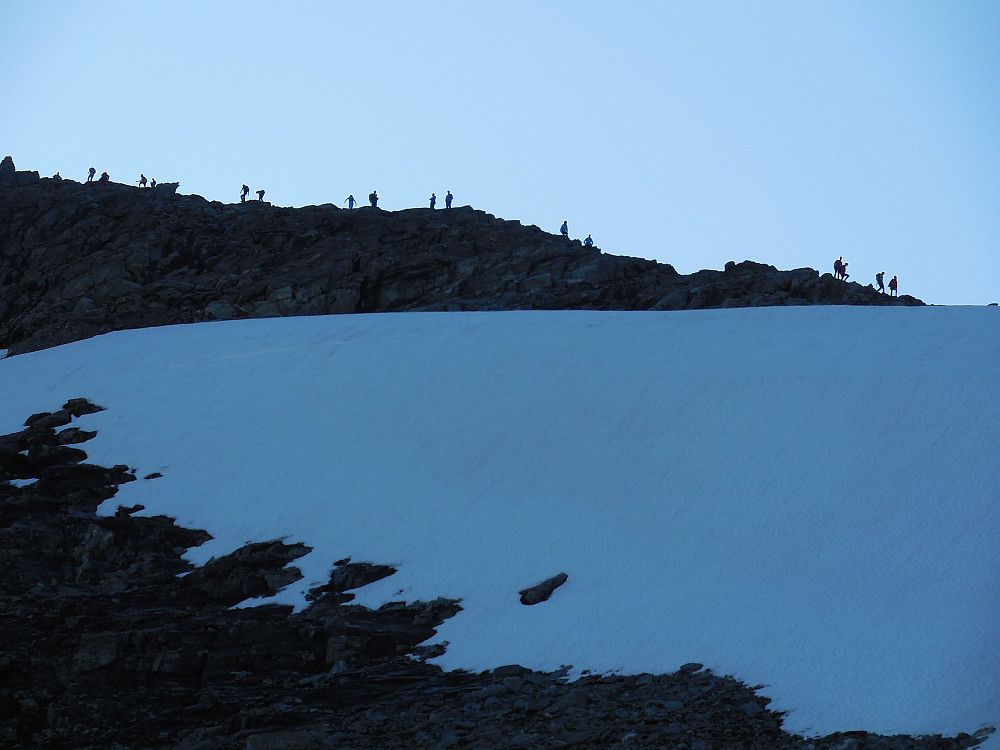 Det er mange som har Hornindalsrokken som turmål denne dagen. Her fra nordryggen like før toppen.