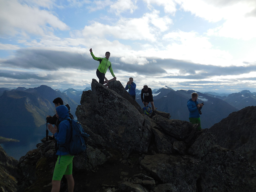 Spreke Johannes poserer på toppen av Dalegubben, 1344 moh., etter å ha fullført motbakkeløpet!