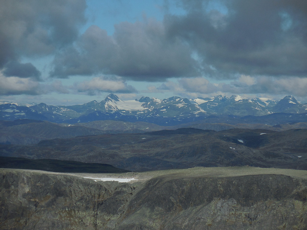 Flott utsikt mot kjente 2K-topper i Jotunheimen.