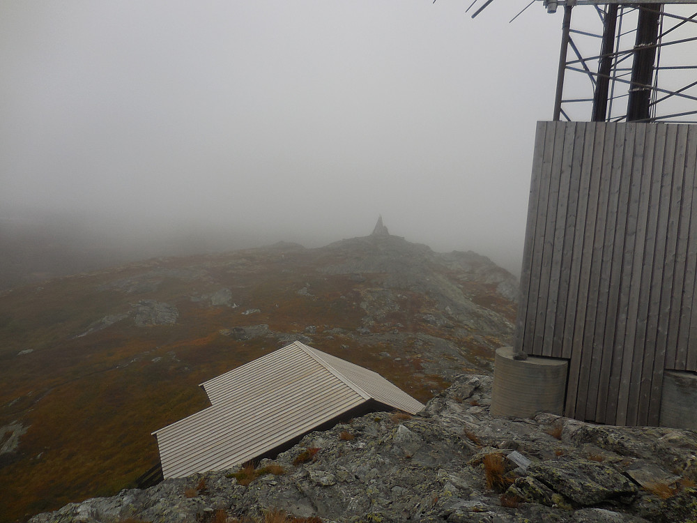 Idet jeg når toppen kommer også tåka og utsikten uteblir!
Fra toppen, 1131 moh., mot Hugakøllen Varde.