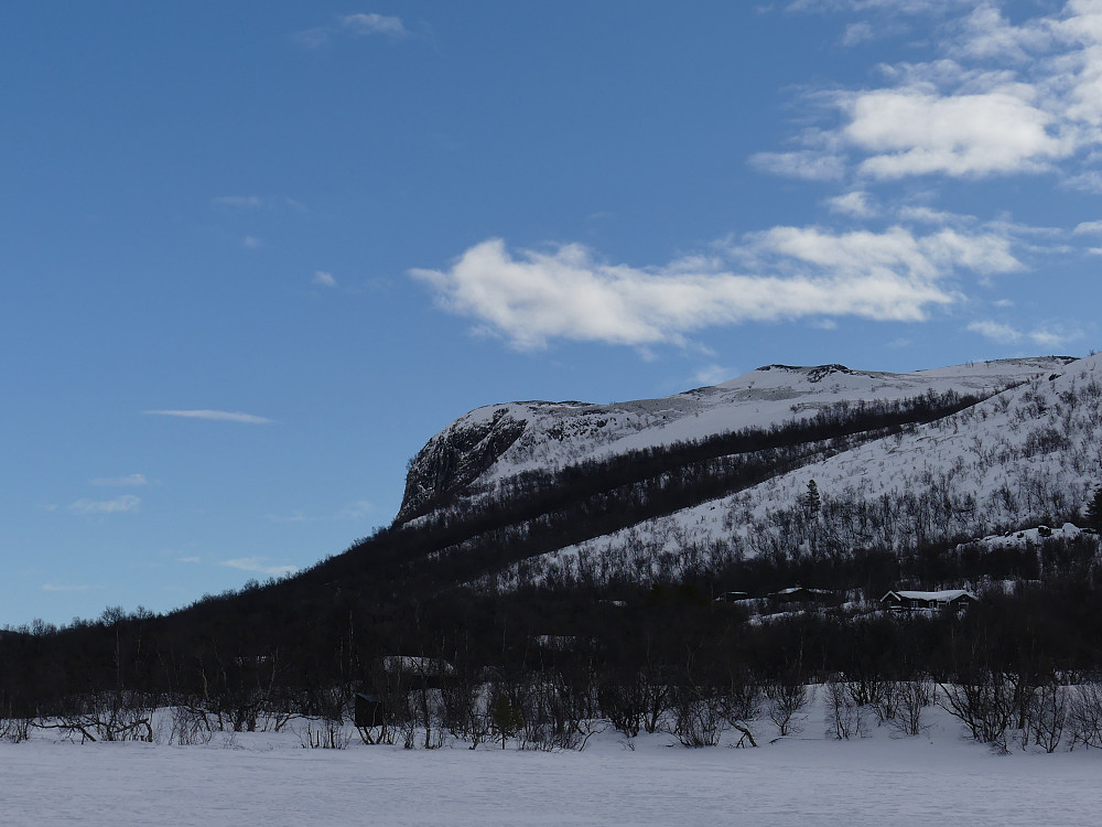 Vålåsjøberget fra sørenden av Vålåsjøen.