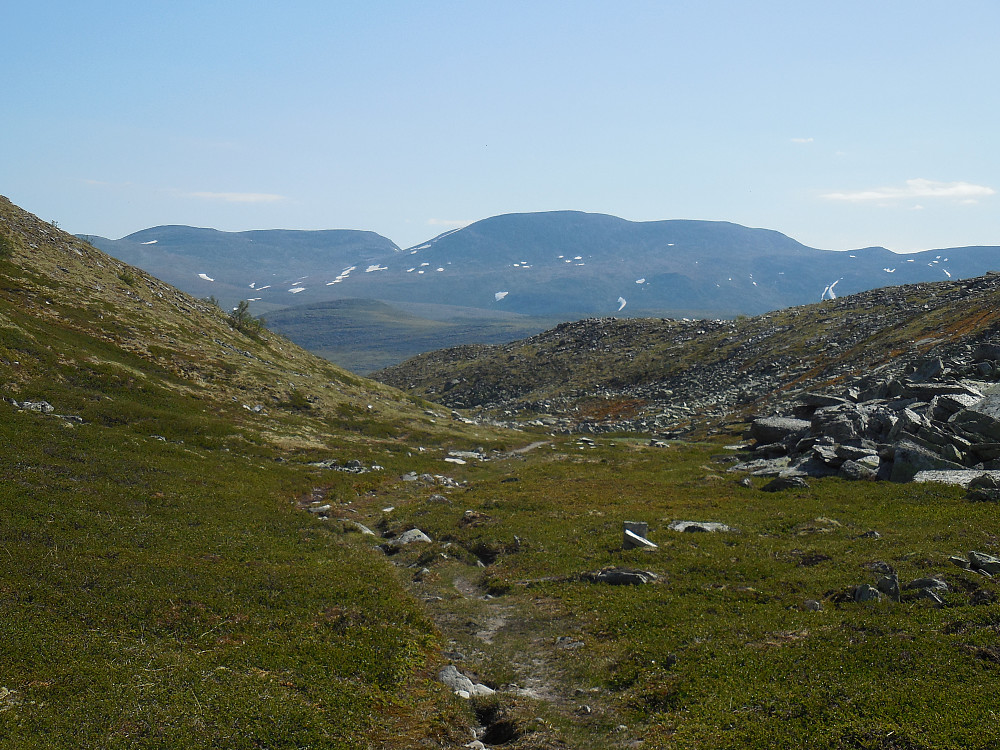 Utsikt østover fra Veslkolldalen mot, fra venstre: Eriksrudhøe, Skjellåkinna og Gravskardhøgda.