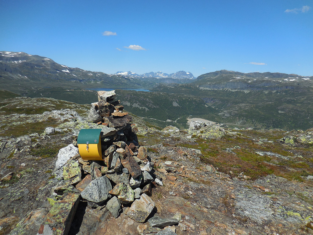 På toppen av Raudhorn, 1143 moh. Vi ser så vidt i Fleinsendin og litt av Jotunheimen.