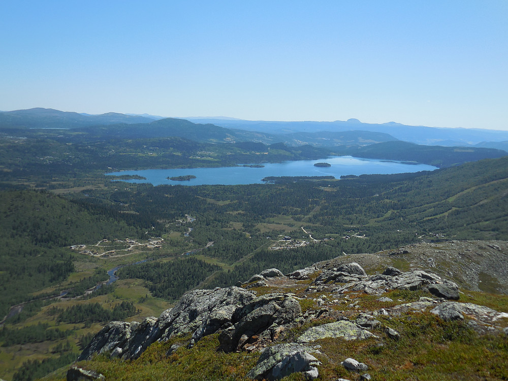 Øyangen med karakteristiske Rundemellen og Skarvemellen langt der bak.