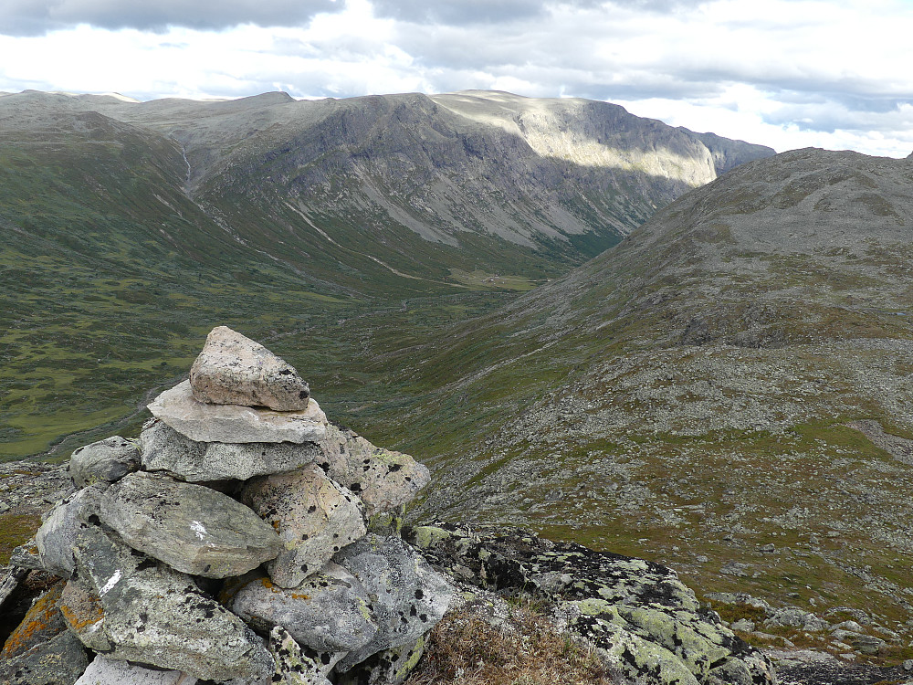 Fra Kyrkletten, 1435 moh., og ned i Sanddalen. Vennisfjellet i bakgrunnen. Den lille toppen på ryggen mot Vennisfjellet er Galnehusfjellet.