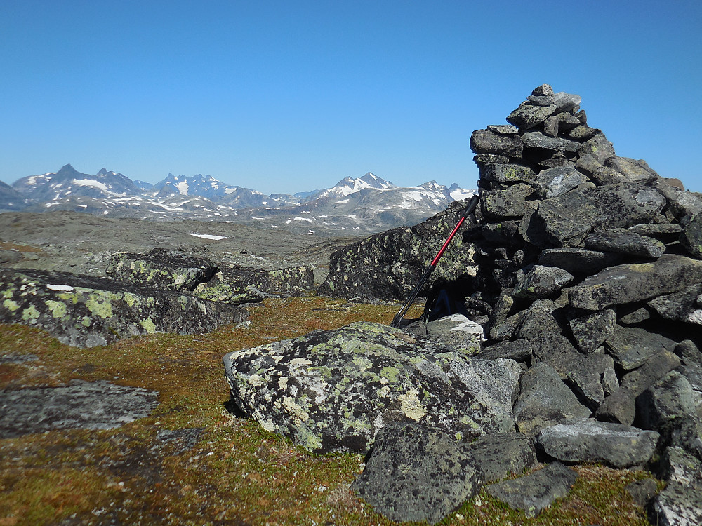 Fra Skjenegge, 1607 moh., mot fra venstre: Falketind, Stølsnostinder, Hurrungane og Uranostinder.