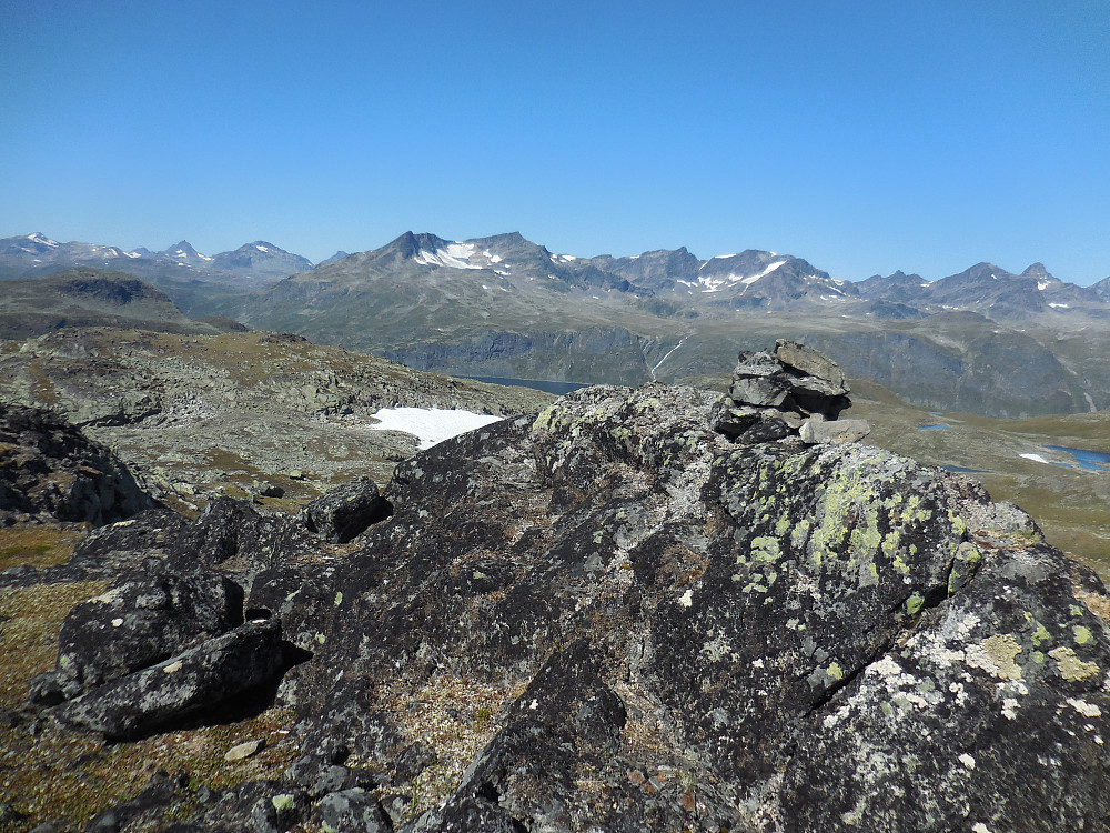 Toppvarden på Vardeggene, 1544 moh. Bak fra venstre: Galdeberget, Slettmarkpiggen, Slettmarkhøer og Svartdalspigger.