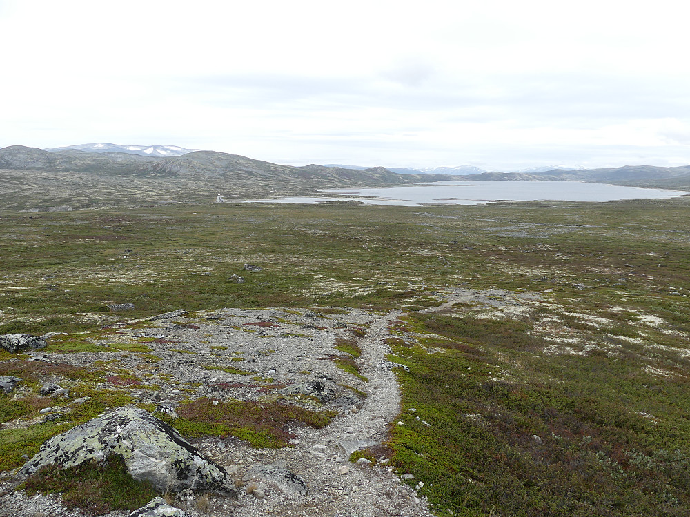 Først fra Sandranden får vi overblikk over Aursjoen, og den er svær! I bakgrunnen, mellom Skamsarkampen og Einingskampen sees Tverrfjellet.