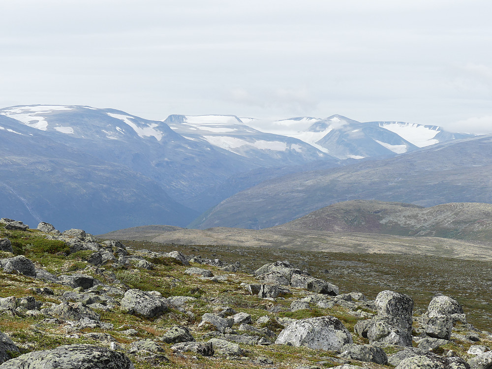 På andre siden av Lundadalen ser vi Hesthøe og Hestbreapigger.