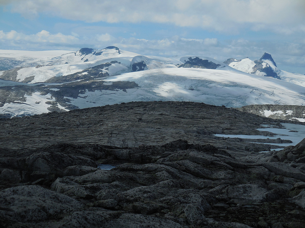 Fra toppen av Tverreggi, 1768 moh., og mot Brenibba og Lodalskåpa.