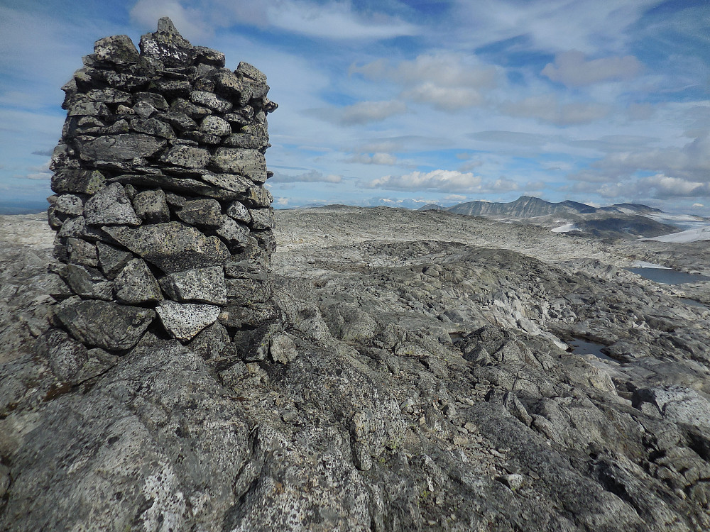 Den store varden på grensa mellom Sogn og Fjordane og Oppland står ikke på høyeste punkt, men 600 m lenger vest og 9 m lavere.