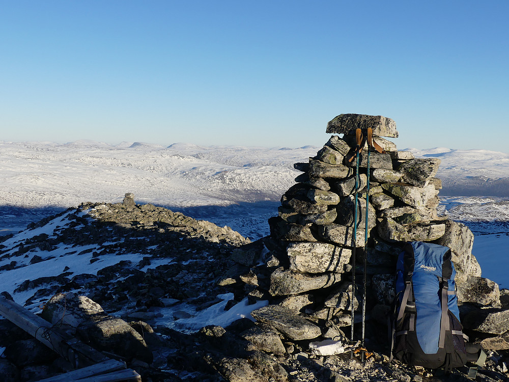 På toppen av Skridulaupen, 1962 moh., med utsikt til lesjafjell.