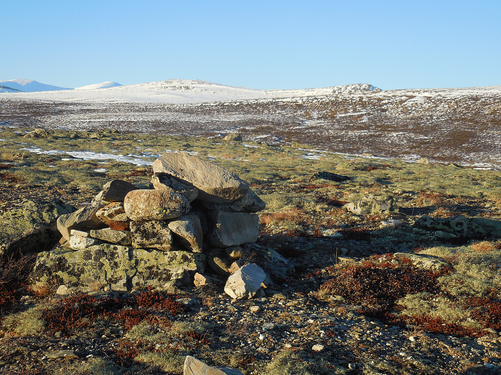 Buaranden, 1135 moh. Knatthøe og Grisungknatten i bakgrunnen.