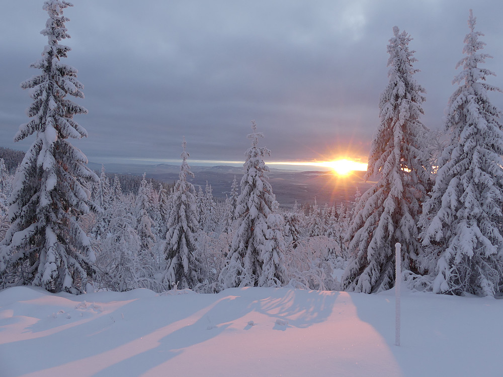 Sola går ned bak Åmot Vestfjell.