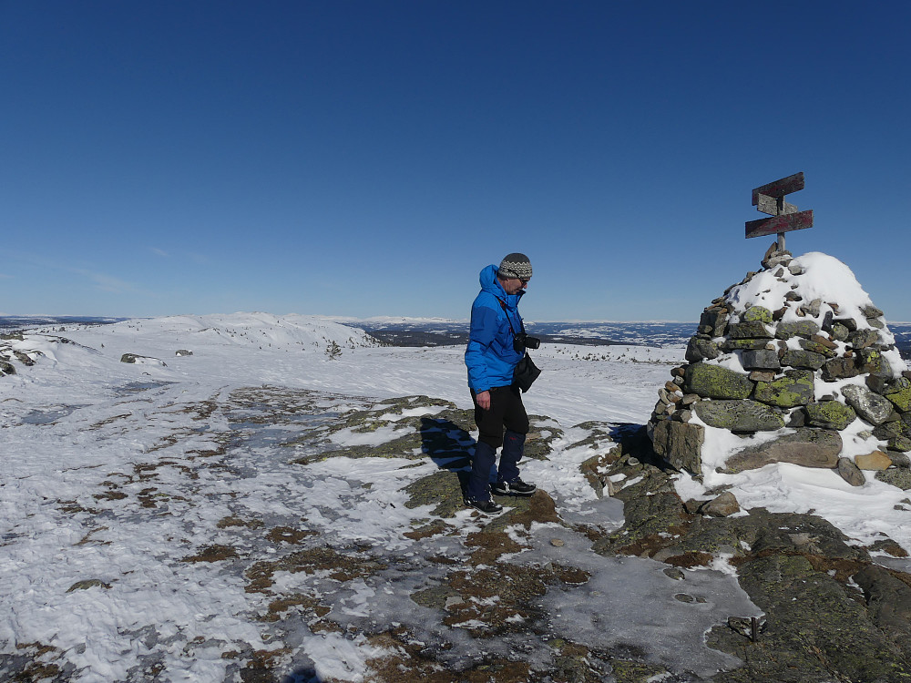 Håkon på Prestkjerringa, 1060 moh. Myssmørhelje i bakgrunnen.