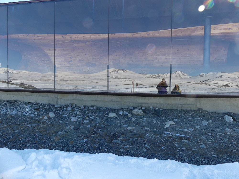 Mye av Dovrefjell speiler seg i vinduene til Utsiktspunkt Snøhetta.