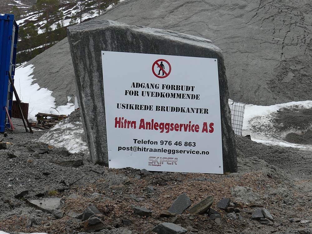 Jeg tar sjansen på de usikrede bruddkantene og fortsetter videre.