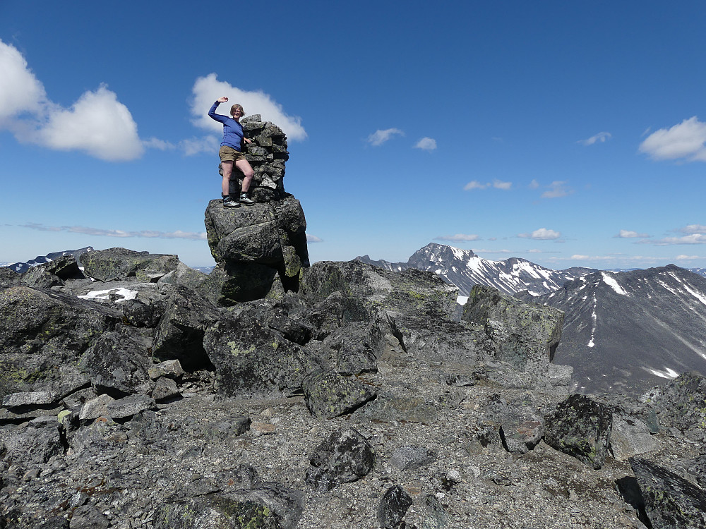 Turid, glad og fornøyd, på toppen av Bukkehøe, 2314 moh.