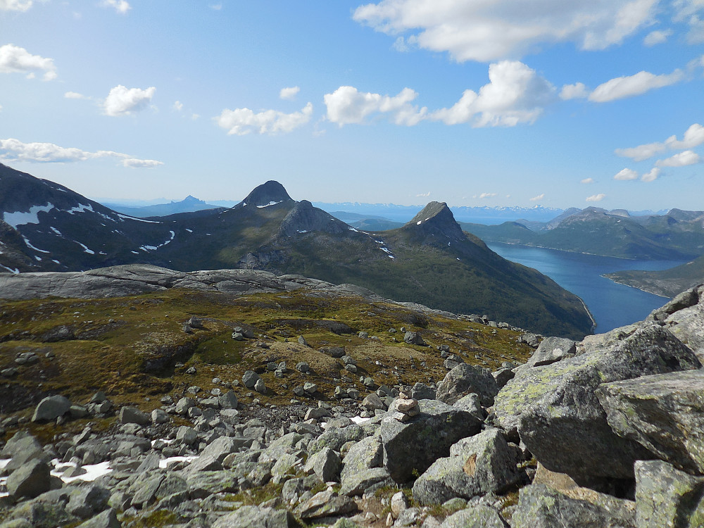 Fin utsikt mot Titinden og Tømmeråstinden.