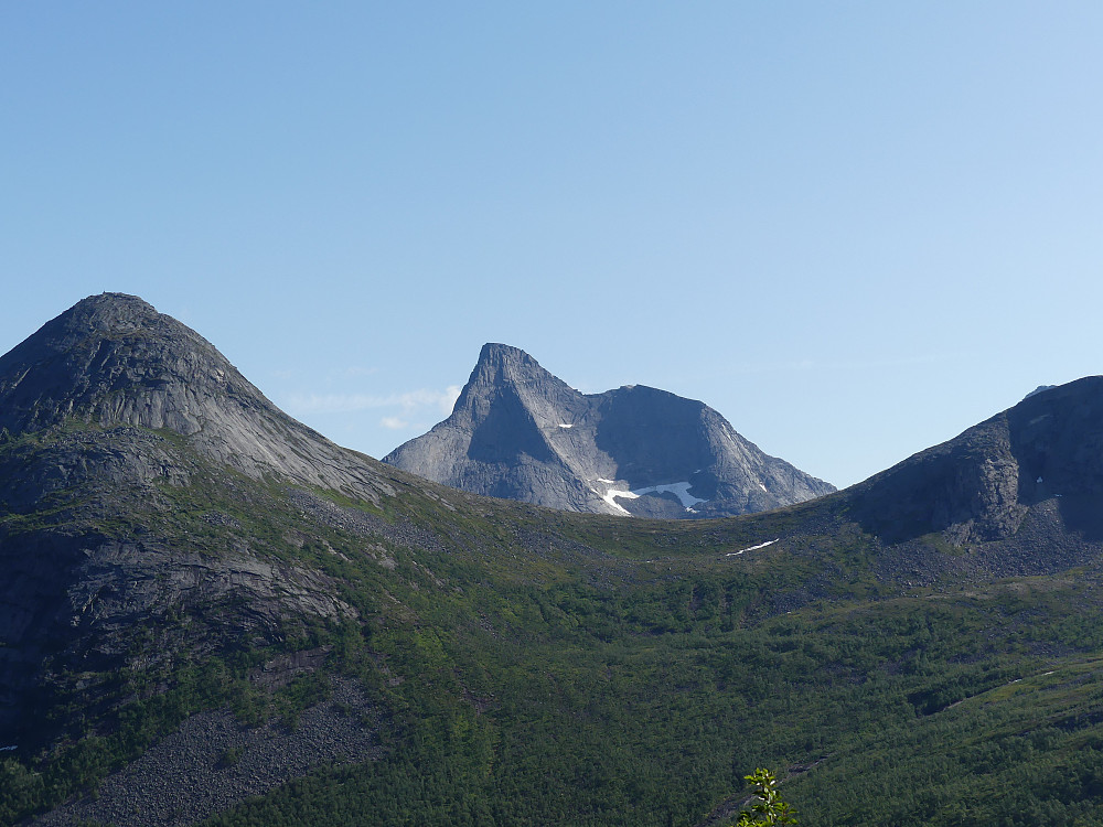 Kommet litt opp i lia dukker Stetinden opp mellom fjellene Titinden og Elveran Øst.