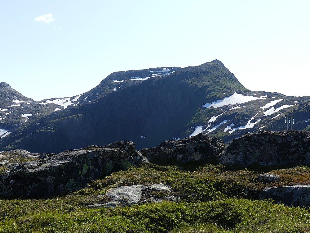 Endelig kommet gjennom skogen og flotte fjell kommer til syne, her Russviktinden.