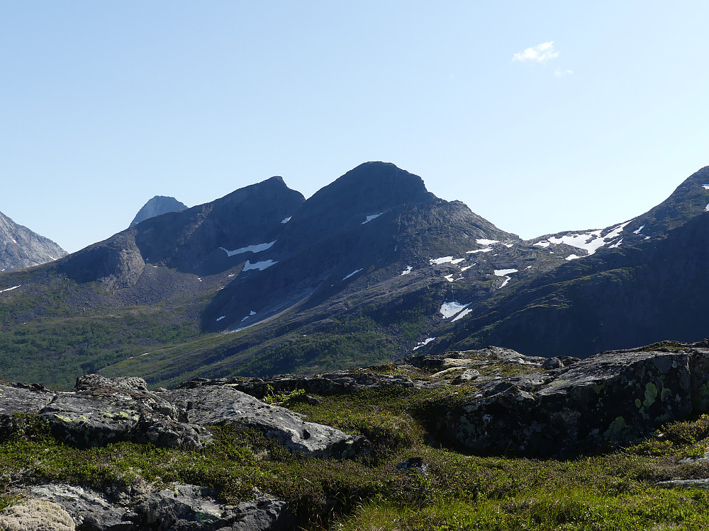 Elveran, Sørvest(nærmest) og Øst.