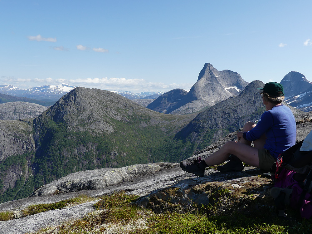Rast på toppen, med utsikt til gromfjellet som ble besteget i går.