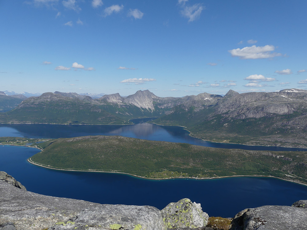 Tømmeråsenhalvøya med Stortinden i bakgrunnen.