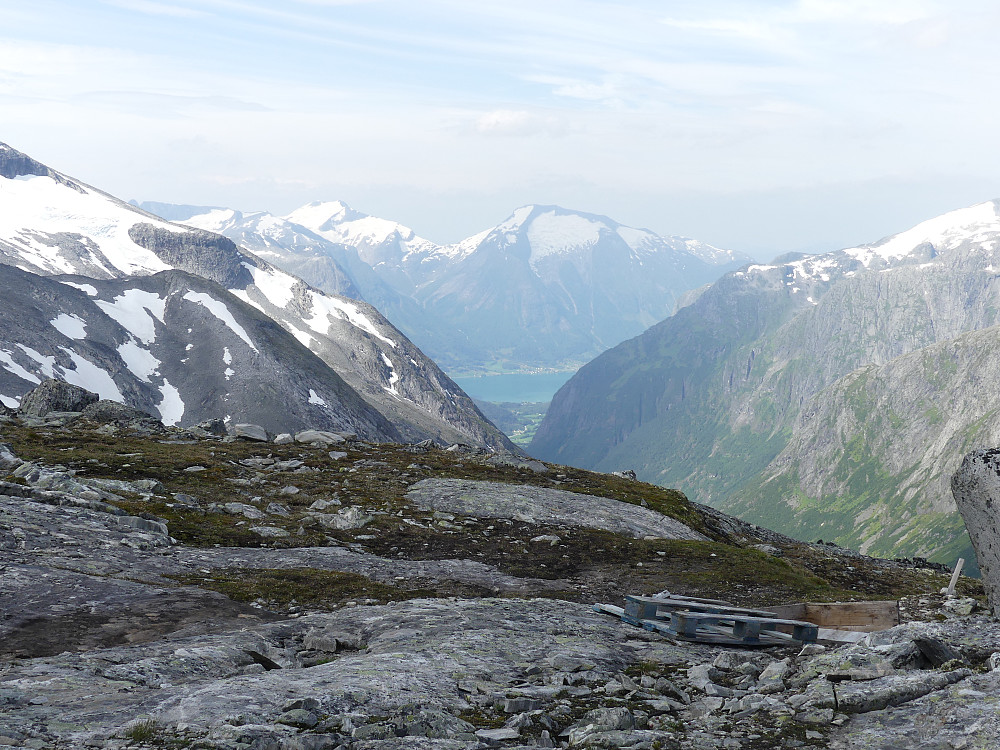 Forlokkende strynefjell i vest.