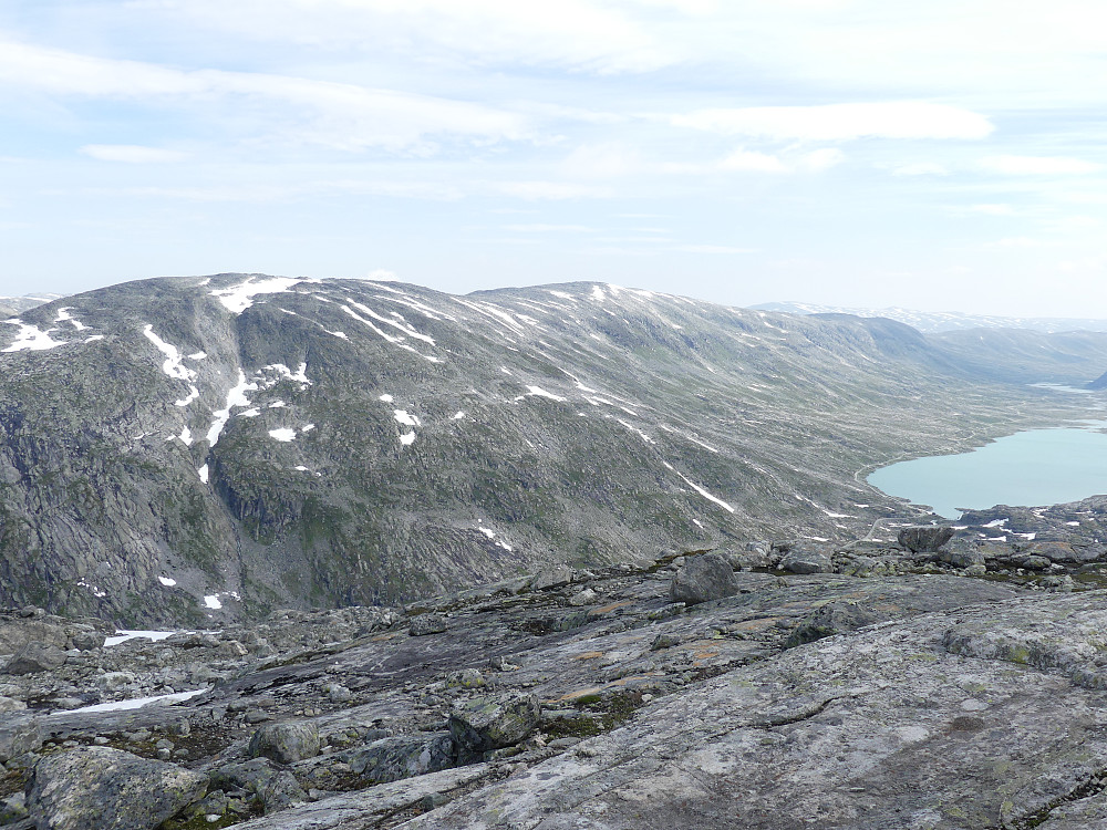 Etter noen hundre høydemeter får jeg fint overblikk over hele Langvasseggi. Og den bærer navnet sitt med rette, et veldig langt massiv. Må dit opp en gang!