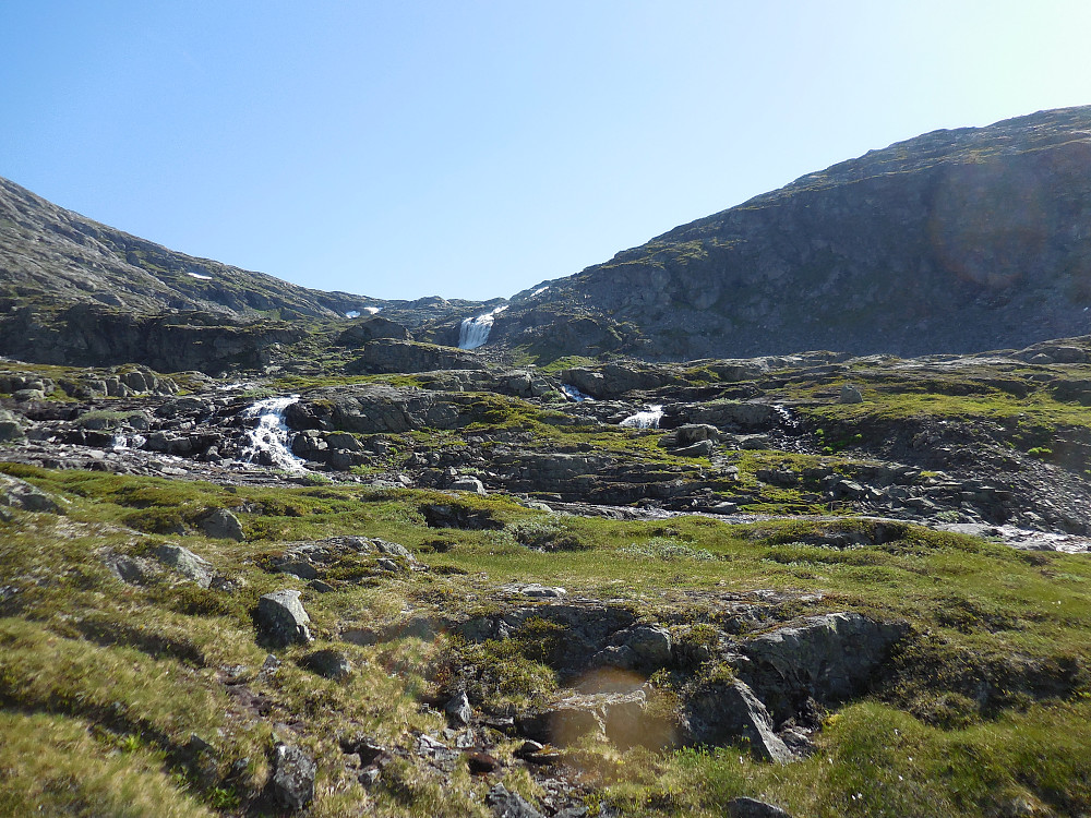 Vilt og vakkert innover Grasdalen. Her langs elva som kommer ned fra Oppljosvatnet.