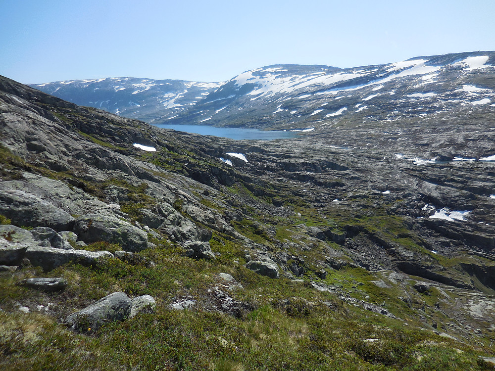 Jeg har kommet høyt nok til å se ned på Oppljosvatnet.