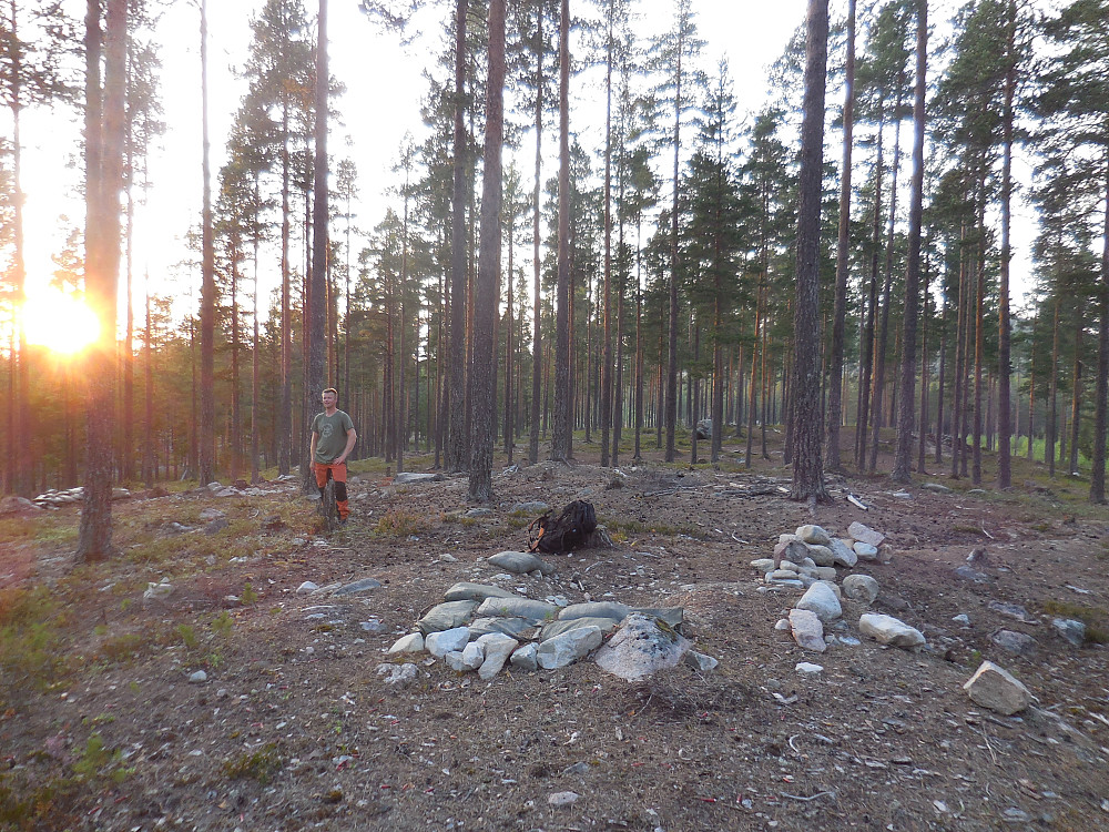 Morten i solnedgang på Øst for Tuvtjennet, 415 moh.